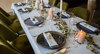 Gedekte tafel voor een bruiloft bij Fletcher Hotel-Restaurant Prinsen